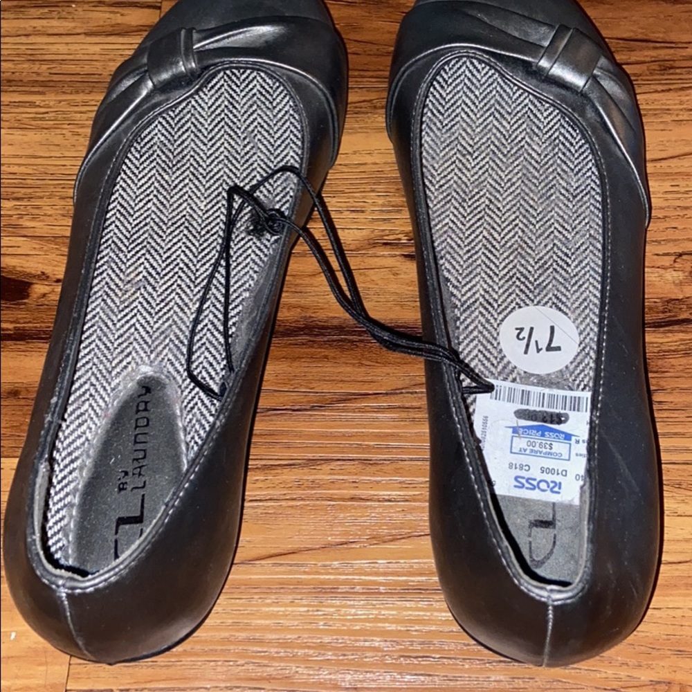 Ladies flat shoes